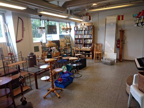 Kuvassa esimerkkejä Vihdissä sijaitsevan Hiiden Kirppiksen tavaravalikoimasta. Esimerkkejä Hiiden Kirppiksen tavaravalikoimasta: kirjoja, käyttöesineitä, huonekaluja.