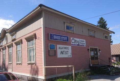 Puurakennuksessa sijaitsevan City Kirppis Loppiksen julkisivu.
