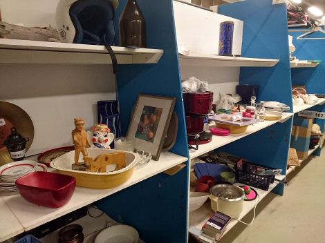 Vintikissä on kodin tavaroiden lisäksi koriste-esineitä kuten kuvasta näkyy. Hyllystöissä kolme tasoa ja niissä kussakin keskenään erilaisia tavaroita.