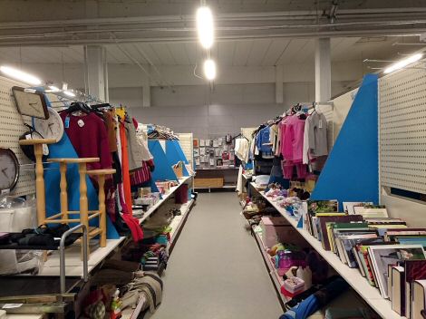 Vintikissä on paljon nähtävää kirppisten kiertäjille. Käytävän edessä, vasemmalla ja oikealla myyntipaikkoja täynnä vaatteita, kirjoja, huonekaluja ja muuta.