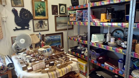 Runsaasti pieniä sisustusesineitä, kuten tauluja, astioitakin ja muita tavaroita.