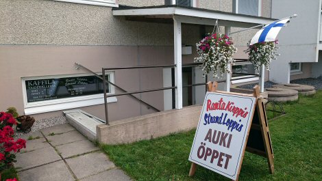 Ranta Kirppiksen sisäänkäynti tapahtuu laskeutumalla rappuja alas.